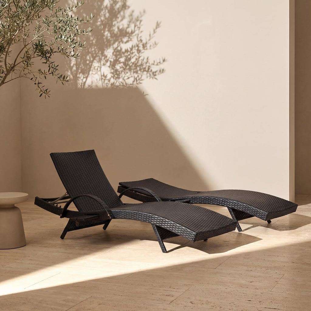 Set of 2 Gray Outdoor Chaise Lounge Chairs, Wicker Patio Lounge Chairs with Adjustable Backrest and Armrests, Durable PE Rattan Pool Chair for Patio, Poolside and Garden